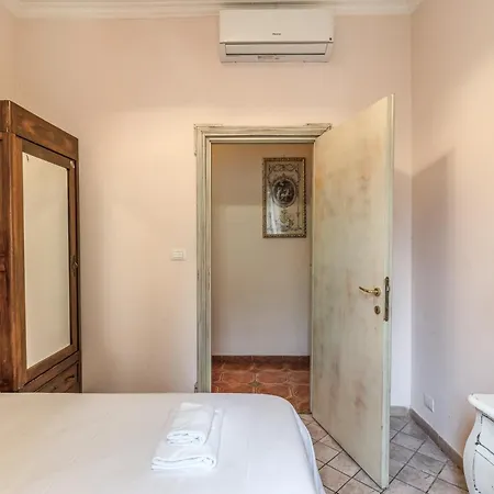San Giovanni Apartment *